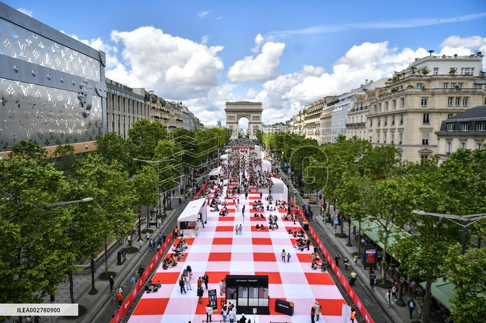 Grand picnic on the Champs-Elysees in Paris FA