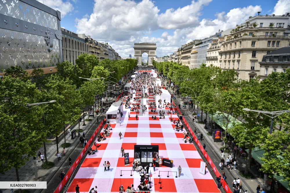 Grand picnic on the Champs-Elysees in Paris FA