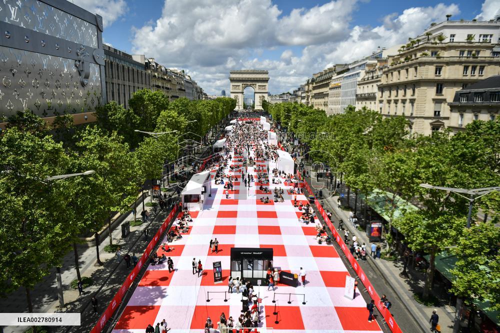 Grand picnic on the Champs-Elysees in Paris FA