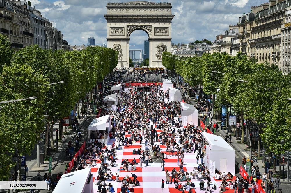 Grand picnic on the Champs-Elysees in Paris FA