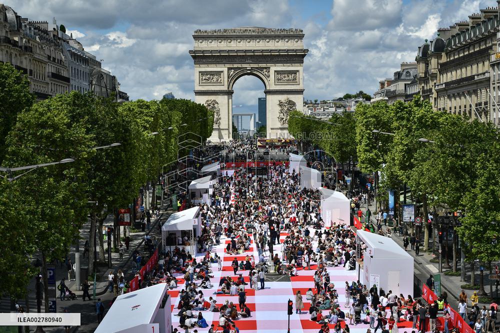 Grand picnic on the Champs-Elysees in Paris FA