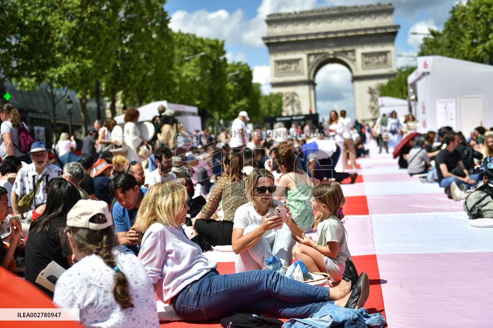 Grand picnic on the Champs-Elysees in Paris FA