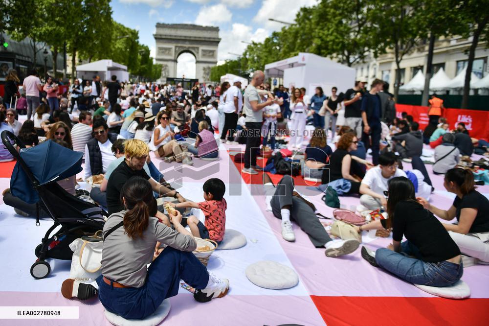 Grand picnic on the Champs-Elysees in Paris FA