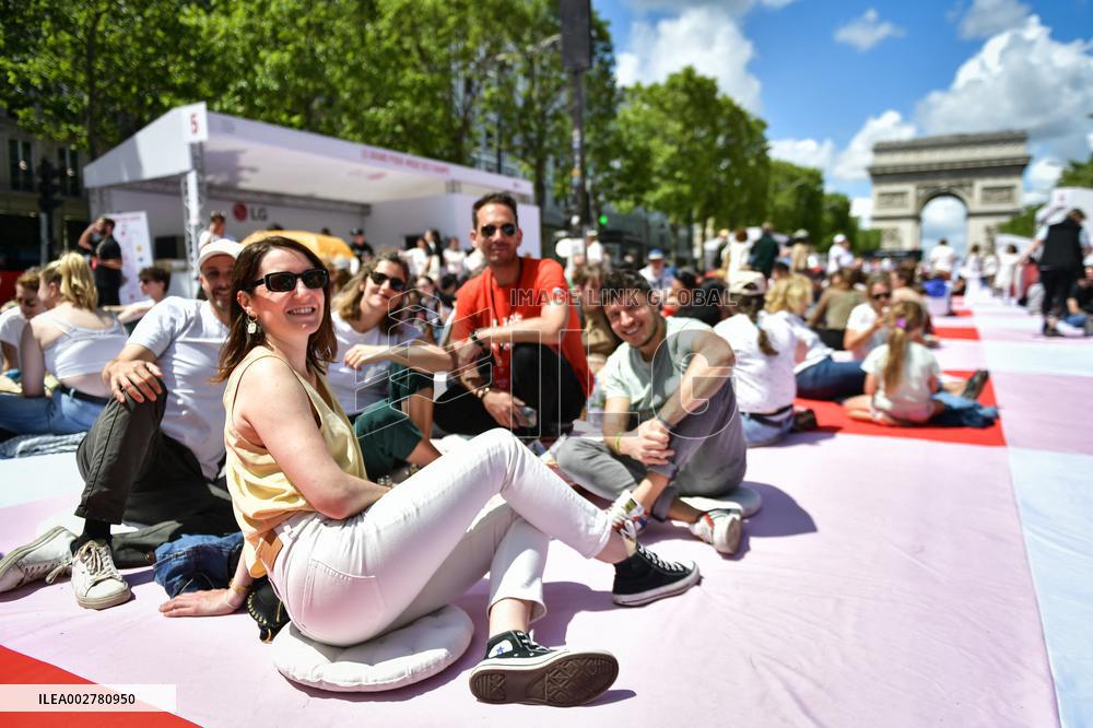 Grand picnic on the Champs-Elysees in Paris FA
