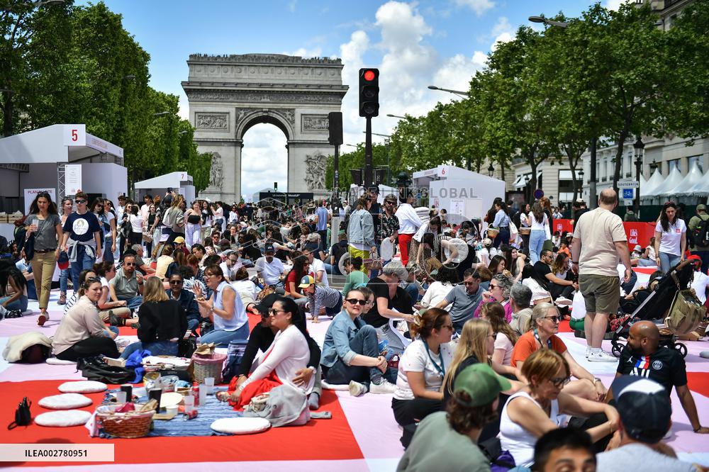 Grand picnic on the Champs-Elysees in Paris FA