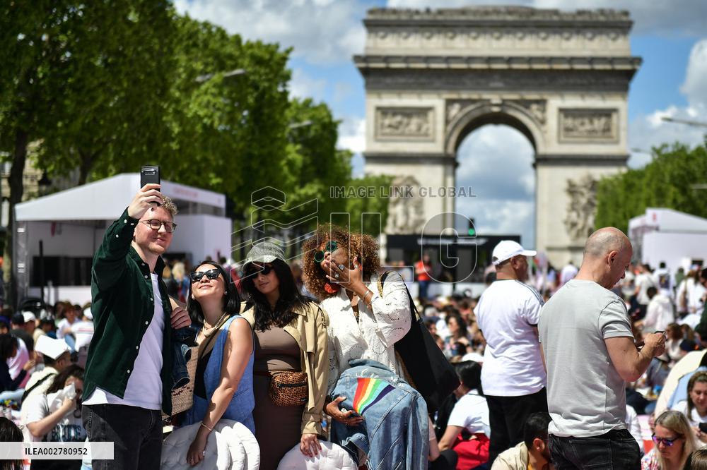 Grand picnic on the Champs-Elysees in Paris FA