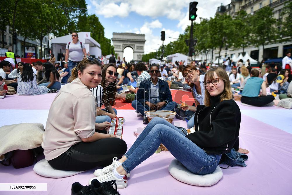 Grand picnic on the Champs-Elysees in Paris FA