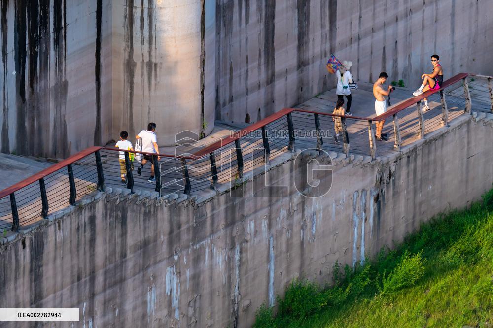 Jialing River Water Level Drops in Chongqing