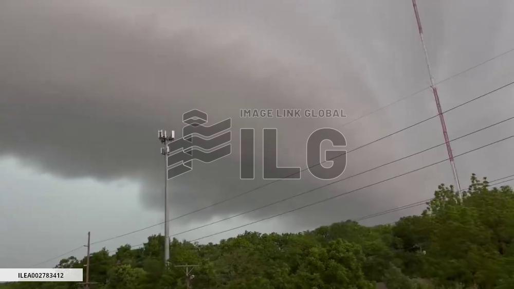 US: Massive Shelf Cloud Over Sky Of Versailles As Tornado-Producing Storm Rolls Through Kentucky