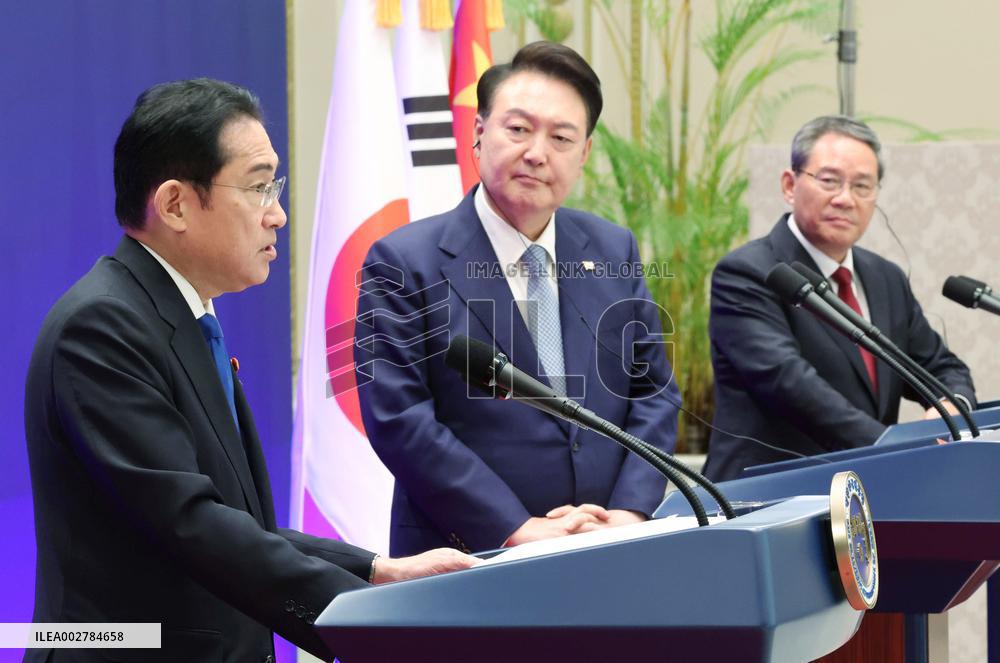 Trilateral summit in Seoul