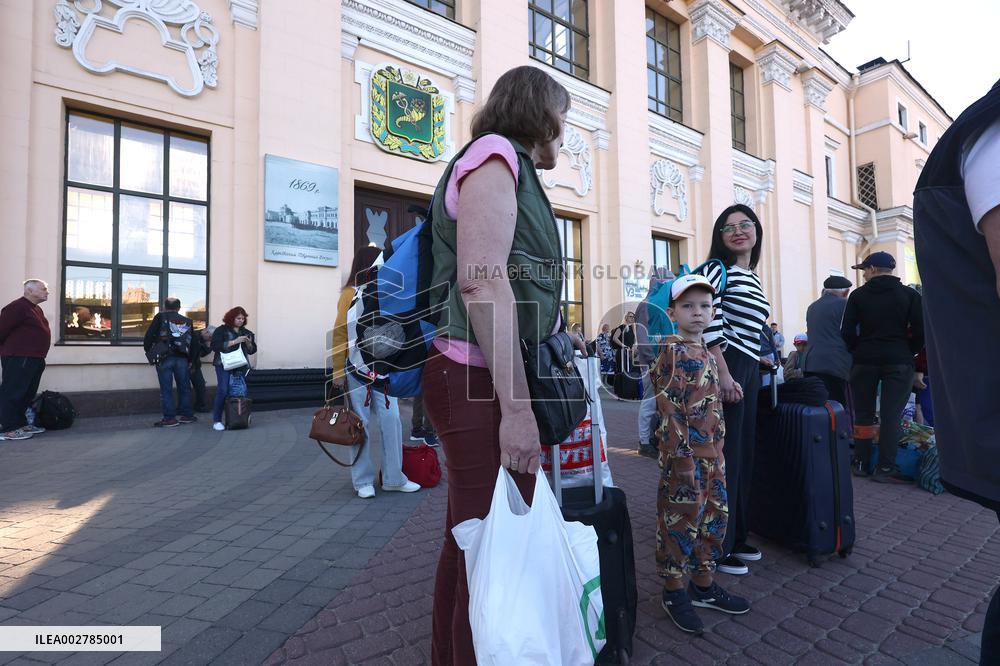 Evacuees from Kharkiv region depart on vacation