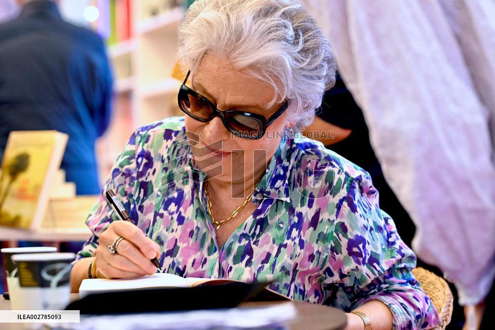 Francoise Chandernagor Signs Her Book - Strasbourg