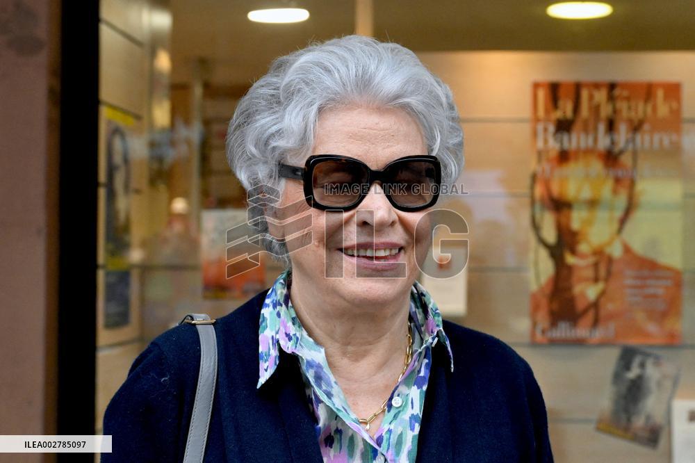 Francoise Chandernagor Signs Her Book - Strasbourg