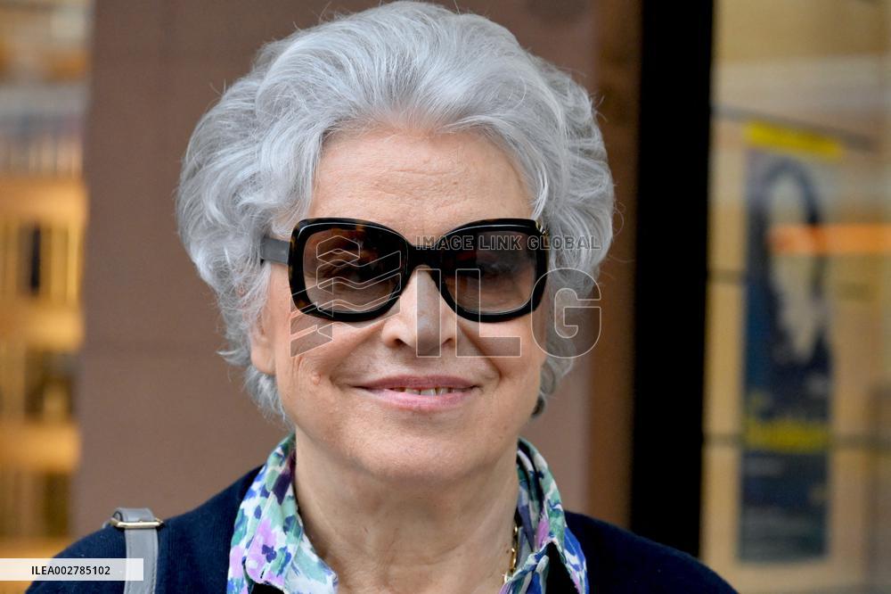 Francoise Chandernagor Signs Her Book - Strasbourg