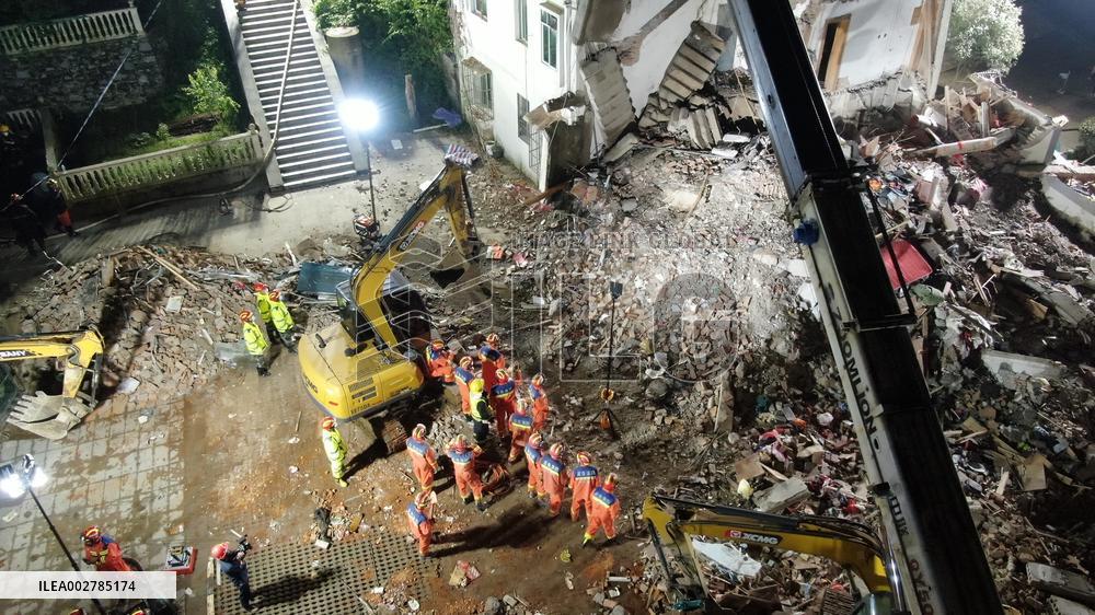 (SpotNews)CHINA-ANHUI-TONGLING-RESIDENTIAL BUILDING-COLLAPSE-RESCUE (CN)