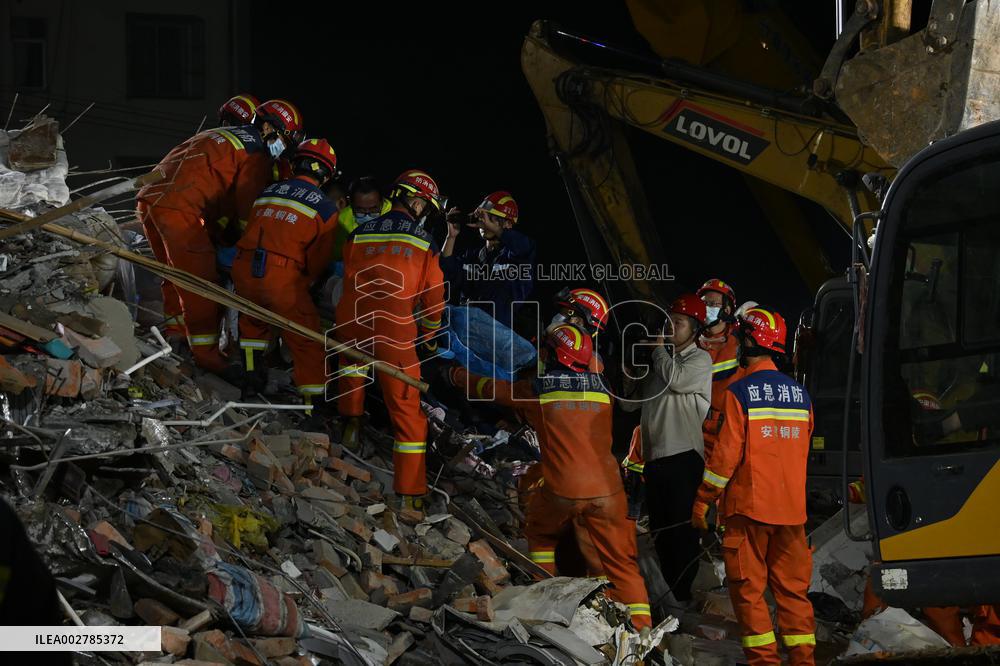 (SpotNews)CHINA-ANHUI-TONGLING-RESIDENTIAL BUILDING-COLLAPSE-RESCUE (CN)