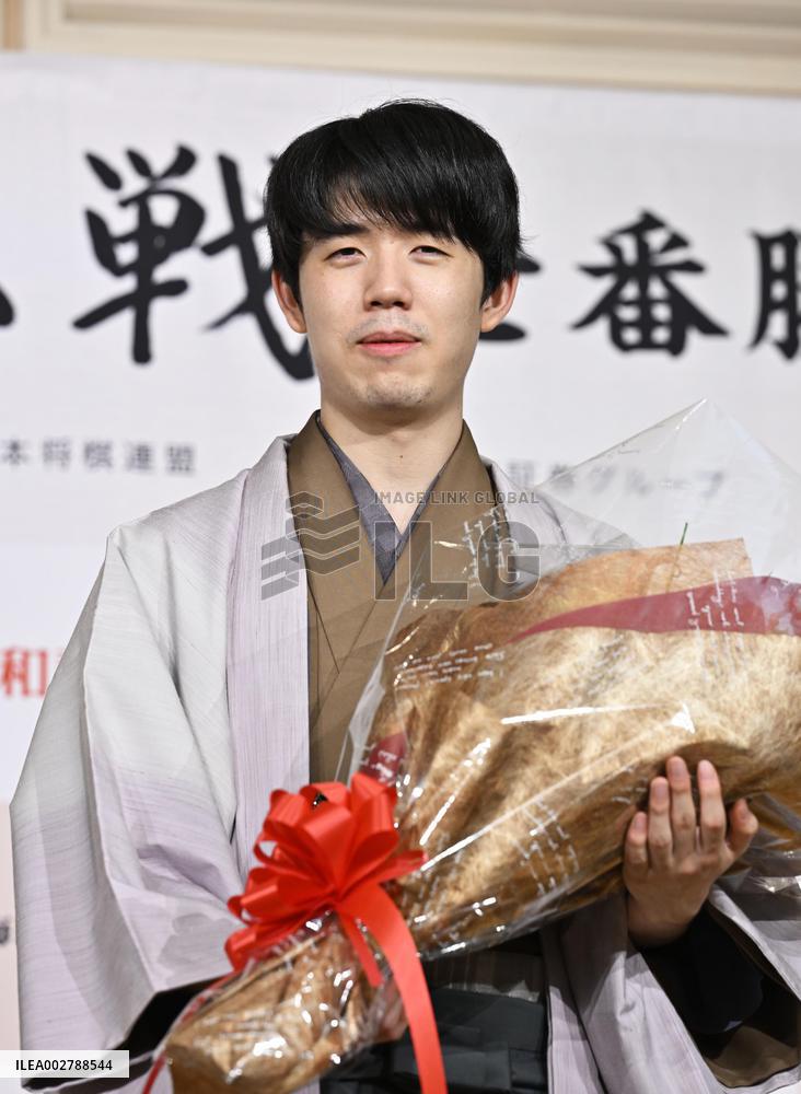 Fujii defends Meijin title