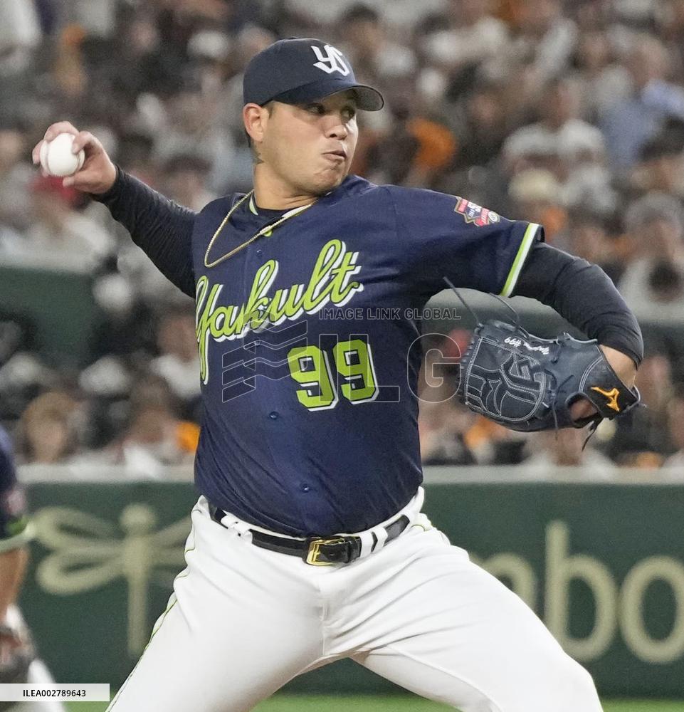Baseball: Yakult Swallows pitcher Miguel Yajure