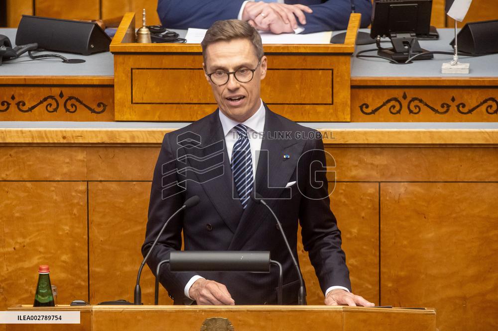 Finnish President Alexander Stubb arrives in Estonia