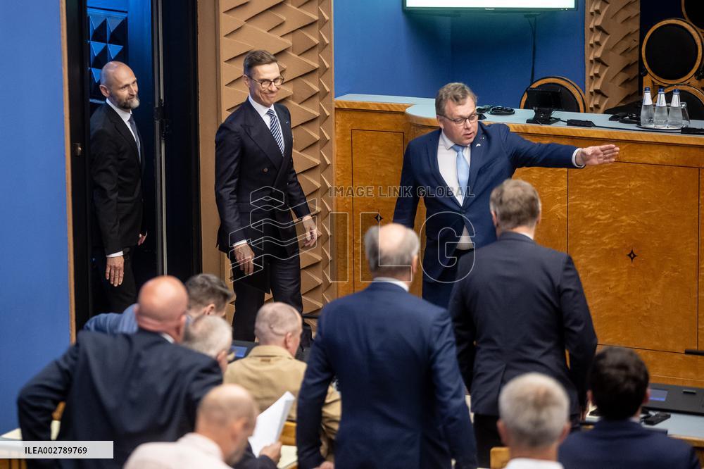 Finnish President Alexander Stubb arrives in Estonia