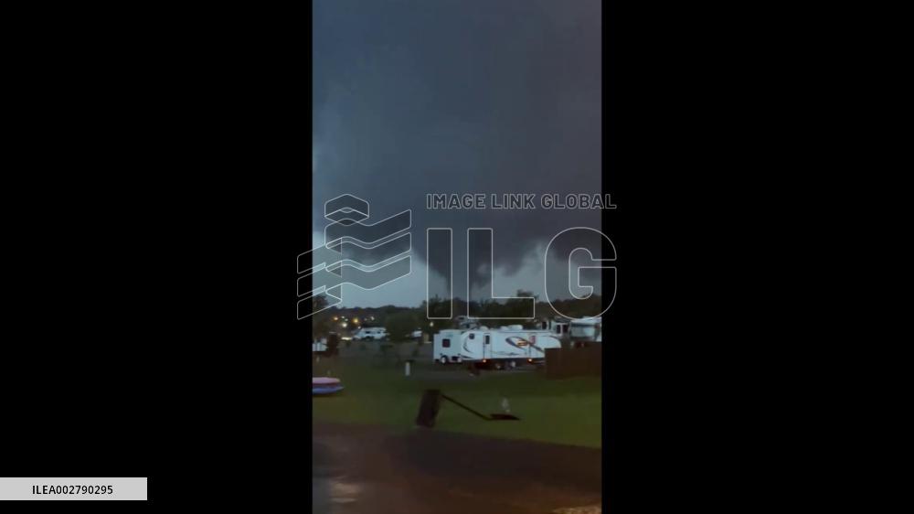 US: Tornado Captured Near Eddyville, Kentucky