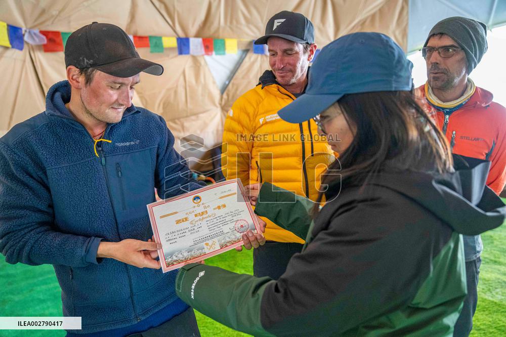 (SP)CHINA-XIZANG-LHASA-MT. QOMOLANGMA-CLIMBERS (CN)