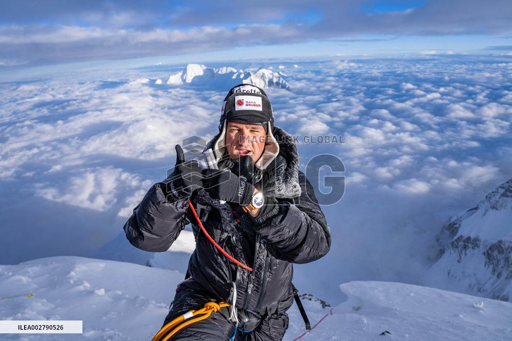 (SP)CHINA-XIZANG-LHASA-MT. QOMOLANGMA-CLIMBERS (CN)