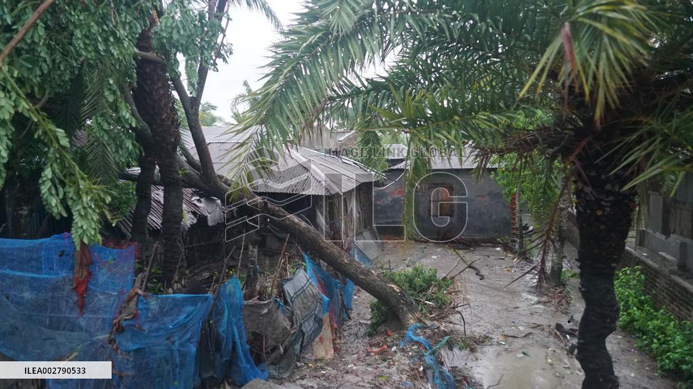 BANGLADESH-SATKHIRA-CYCLONE-REMAL