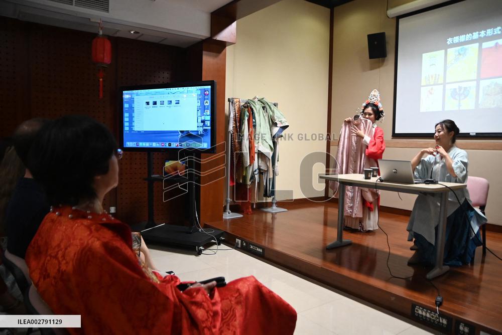 MALTA-VALLETTA-LECTURE-CHINESE CLOTHING