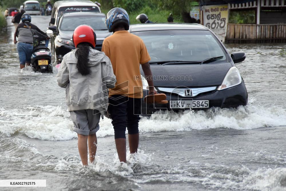 SRI LANKA-GAMPAHA-ADVERSE WEATHER CONDITIONS-RELIEF