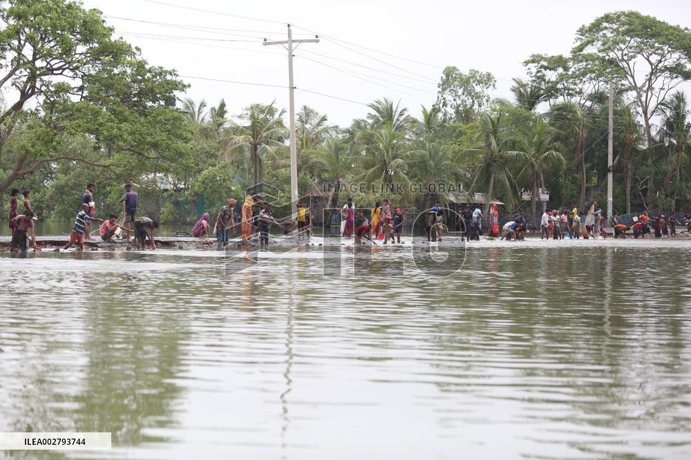 BANGLADESH-KHULNA-CYCLONE-REMAL-AFTERMATH