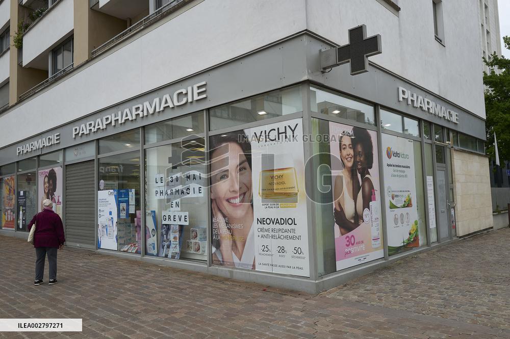 Pharmacists Strike Over Pay And Drug Shortages - Essonne