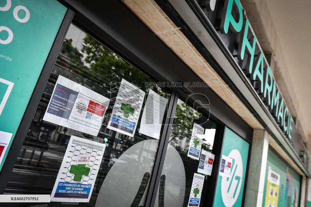Pharmacies hold a strike in Paris FA