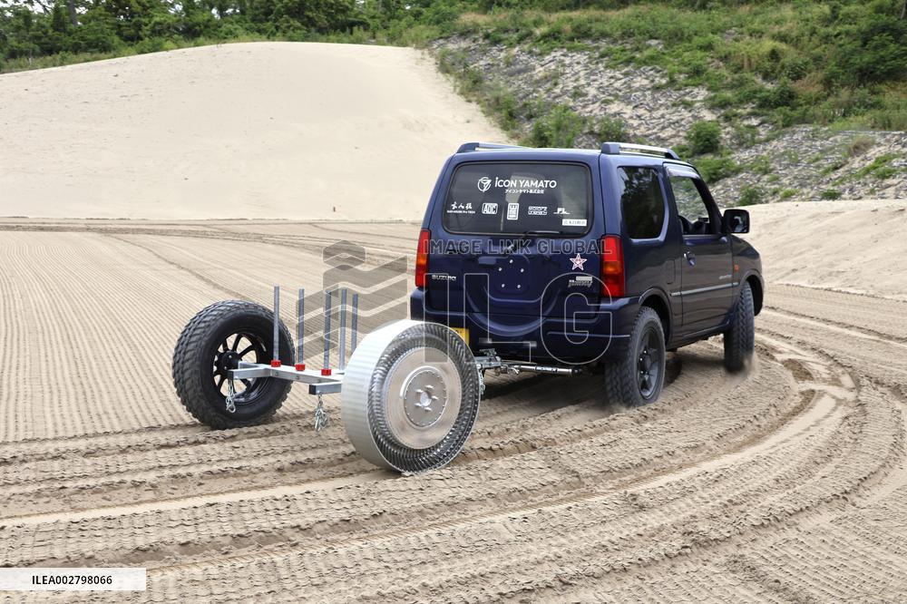 Lunar rover tire test on Tottori Sand Dunes