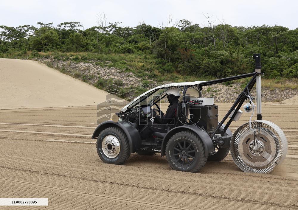 Lunar rover tire test on Tottori Sand Dunes