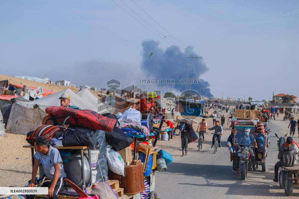 Palestinians Flee Rafah - Gaza