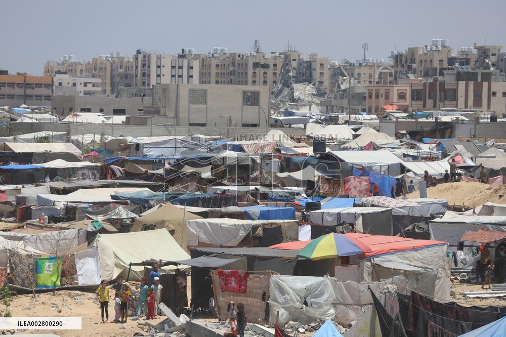 US Aid Stalls After Temporary Pier Breaks Apart - Gaza