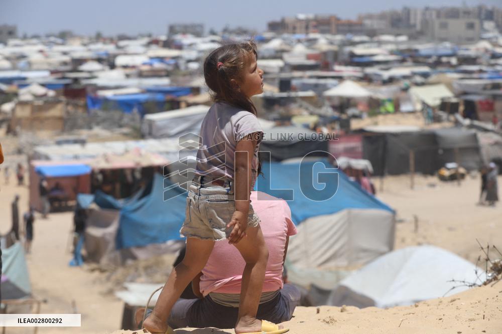 US Aid Stalls After Temporary Pier Breaks Apart - Gaza