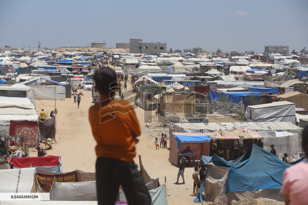 US Aid Stalls After Temporary Pier Breaks Apart - Gaza