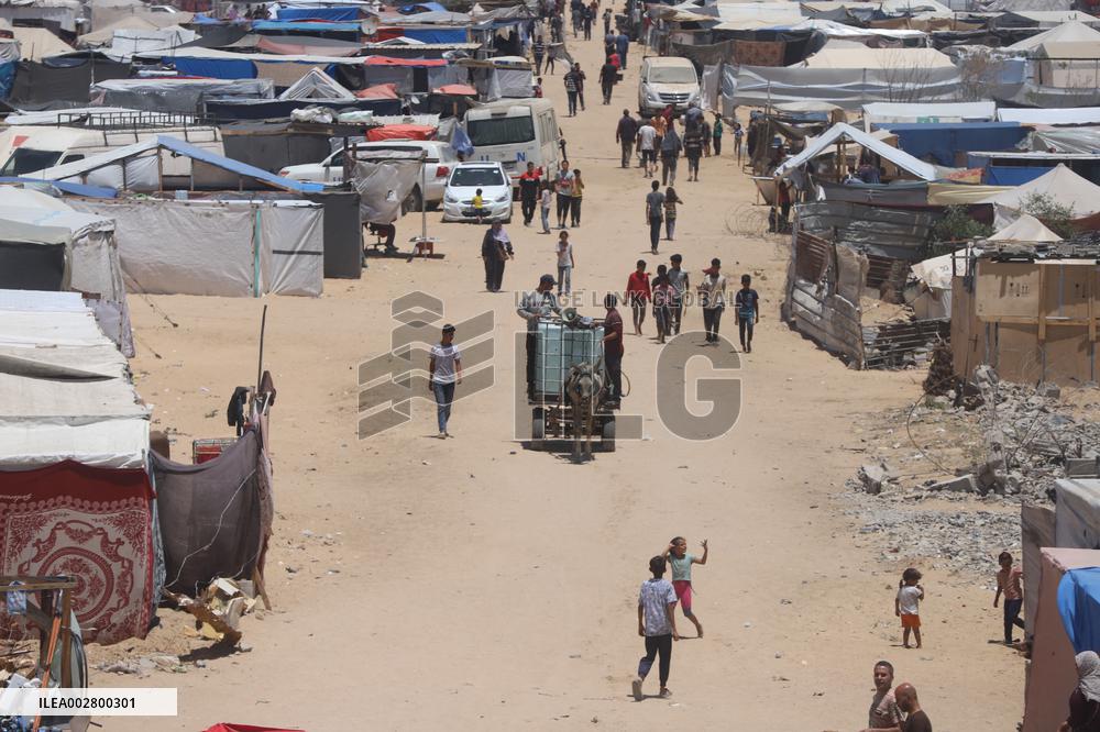 US Aid Stalls After Temporary Pier Breaks Apart - Gaza