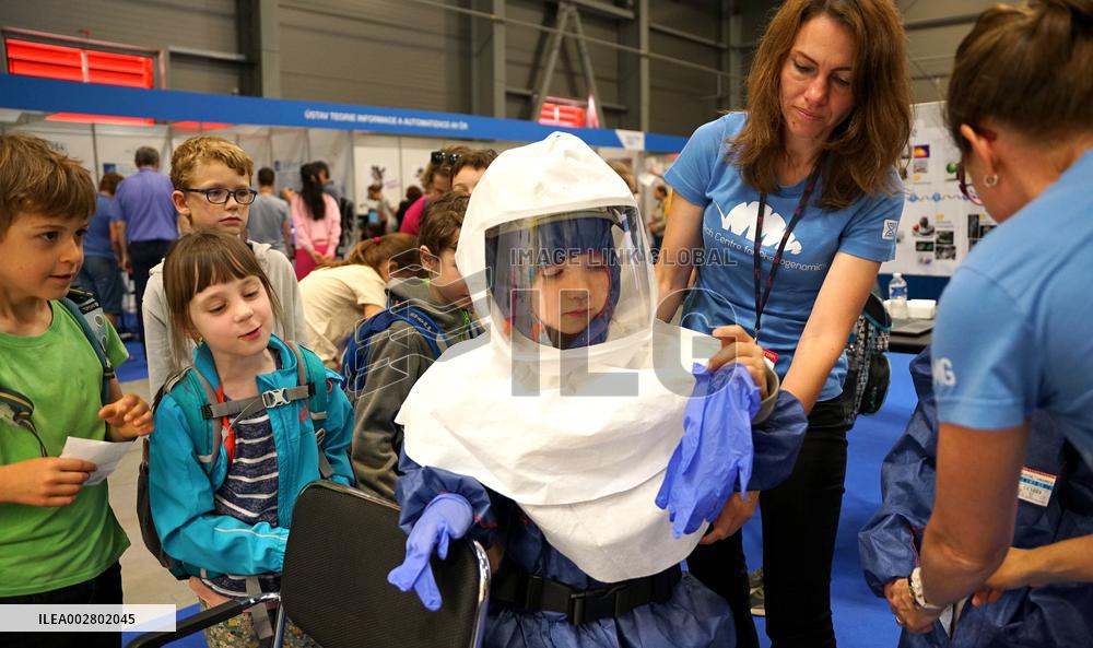 CZECH REPUBLIC-PRAGUE-SCIENCE FAIR