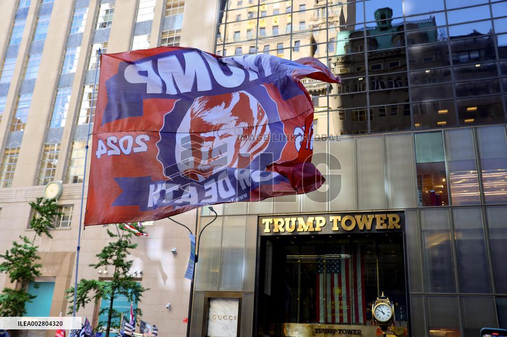 Pro and Anti-Trump protesters at Trump Tower - NYC