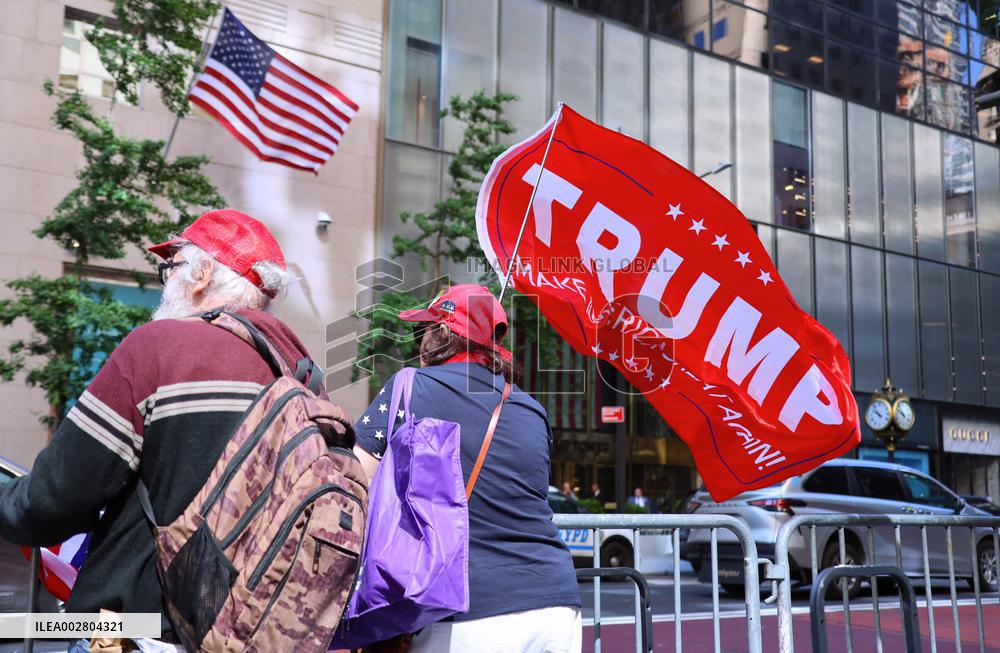 Pro and Anti-Trump protesters at Trump Tower - NYC