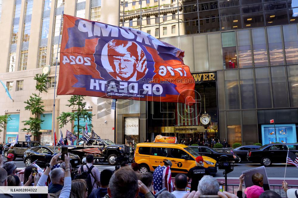 Pro and Anti-Trump protesters at Trump Tower - NYC