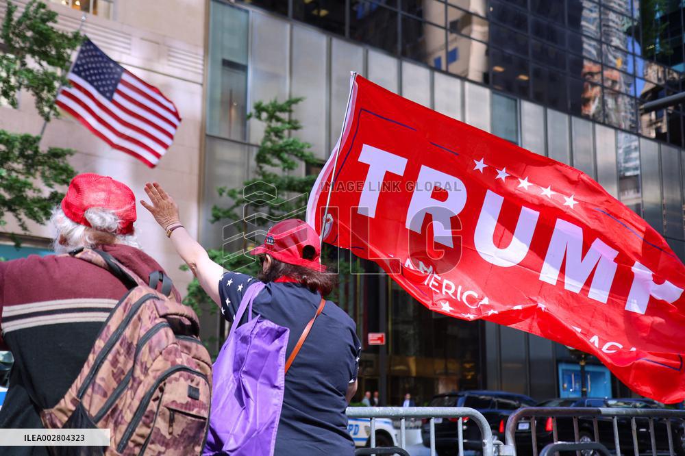 Pro and Anti-Trump protesters at Trump Tower - NYC