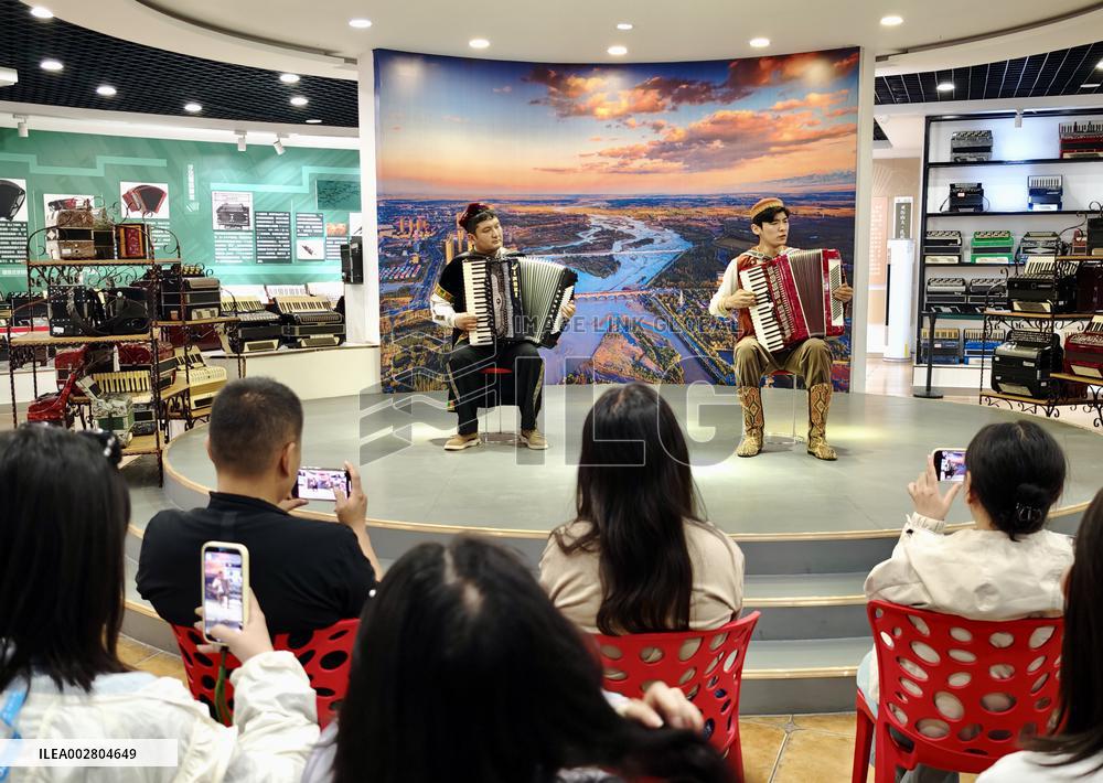 CHINA-XINJIANG-MULTI-ETHNIC STREET-THRIVING TOURISM (CN)