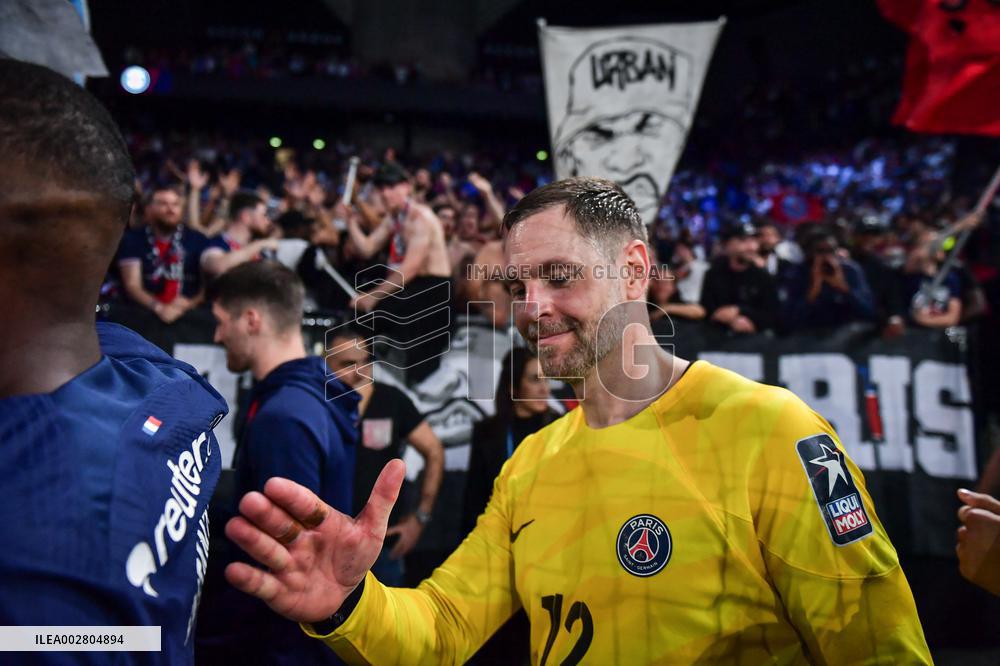 PSG Handball celebrates winning the Liqui Moly Starligue FA