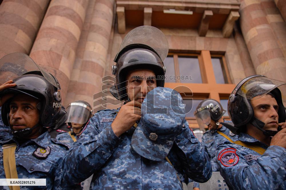 Clashes Erupt Between Police And Protesters - Yerevan