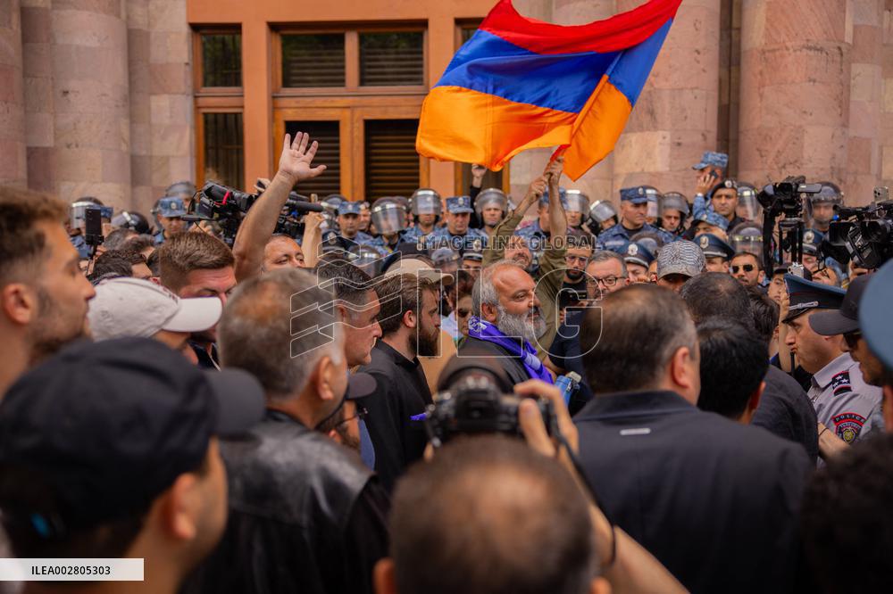 Clashes Erupt Between Police And Protesters - Yerevan