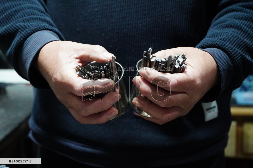 MasterOfCrafts | Porcelain mending inheritor in east China's Shandong Province